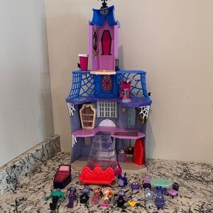 Disney Junior’s Vampirina Scare B&B playset